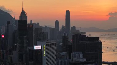 Causeway Bay Alışveriş Bölgesi Meşgul Şehir Sokakları, 8 Ağustos 2025