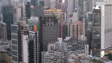 Causeway Bay Alışveriş Bölgesi Meşgul Şehir Sokakları, 8 Ağustos 2025