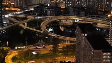 Choi Hung kavşağında gece trafiği 12 Ağustos 2025