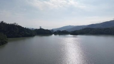 Shing Mun Reservoir Hong Kong 'da huzurlu doğa manzarası, 9 Ağustos 2025