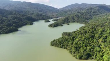 Shing Mun Reservoir Hong Kong 'da huzurlu doğa manzarası, 9 Ağustos 2025
