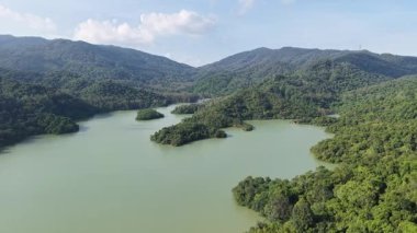 Shing Mun Reservoir Hong Kong 'da huzurlu doğa manzarası, 9 Ağustos 2025