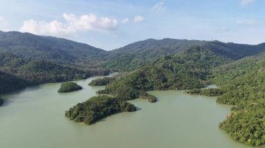 Shing Mun Reservoir Hong Kong 'da huzurlu doğa manzarası, 9 Ağustos 2025