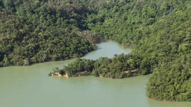 Shing Mun Reservoir Hong Kong 'da huzurlu doğa manzarası, 9 Ağustos 2025