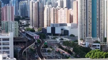 Kowloon Körfezi 'ndeki tren istasyonu Hong Kong ulaşım merkezi 10 Ağustos 2025