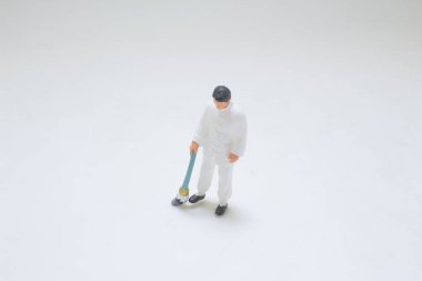 Beyaz giyinmiş bir işçiyi betimleyen ayrıntılı minyatür figür.