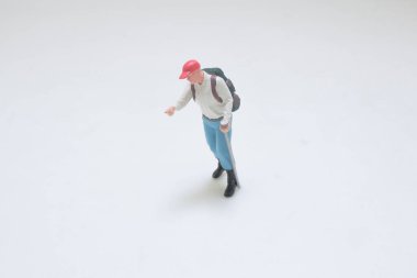 Sırt çantalı bir yürüyüşçüyü tasvir eden küçük ölçekli bir heykelciğin yakın görüntüsü