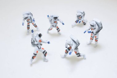 Dinamik pozlarda dizilmiş minyatür astronot figürleri