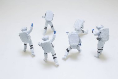 Dinamik pozlarda dizilmiş minyatür astronot figürleri