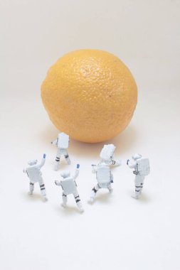 Minyatür astronot figürleri büyük bir portakal keşfeder ve tuhaf bir...
