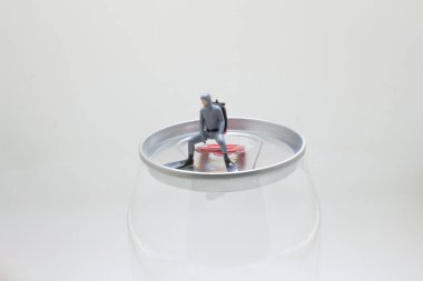 Siyah, mühürlü cam bir kavanozun üzerinde oturur. Kısıtlamaları, yaratıcılığı simgeler.