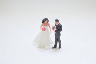 Düğün için giyinmiş gelin ve damadın detaylı tasviri..