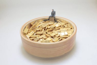 Bir kâse dolusu minyatür figürün yer aldığı yaratıcı bir kompozisyon.