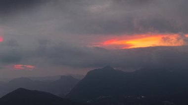 Dağ Manzarası: Günbatımı 16 Ağustos 2025 Uçak Penceresinden