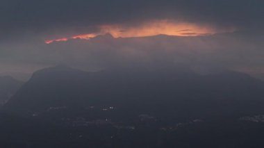 Dağ Manzarası: Günbatımı 16 Ağustos 2025 Uçak Penceresinden