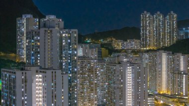 Choi Wan malikanesinin aydınlatılmış gece sahnesi Hong Kong