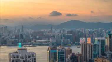 Günbatımı renkleri Victoria Limanı sularını yansıtıyor