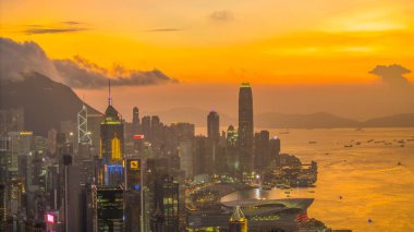 Alacakaranlık, Merkez ufuk çizgisinin üzerinde canlı renkler çizer.