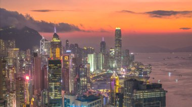 Alacakaranlık, Merkez ufuk çizgisinin üzerinde canlı renkler çizer.