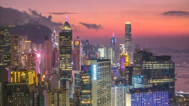 Alacakaranlık, Merkez ufuk çizgisinin üzerinde canlı renkler çizer.