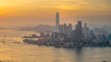 Victoria Limanı 'nın çarpıcı manzarasıyla dolu bir liman.