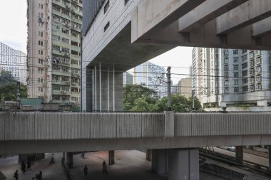 Demiryolu rayları, bitişik yüksek binalar ve yeşilliklerin yer aldığı kentsel alanın yüksek görüntüsü.