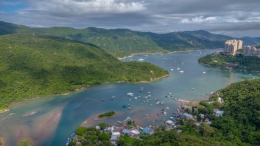 Huzurlu doğal çevreye sahip manzaralı kıyı koyları.