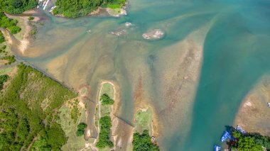 Bereketli yeşil tepelerle çevrili sakin bir su deposu.