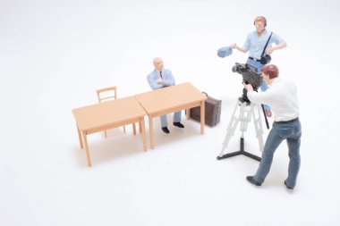 Profesyonel bir video röportajını gösteren detaylı bir minyatür ayarlama