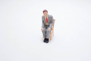 Küçük plastik bir minyatür heykelciğin yakın plan görüntüsü.