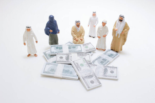 Миниатюрные фигурки, одетые в традиционный наряд, стоят вокруг кучи