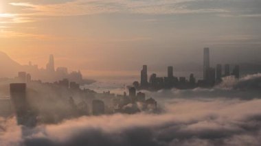 2 Mart 2025 'te Hong Kong' da Victoria Limanı 'nda Bulutlar