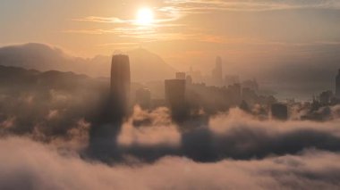 2 Mart 2025 'te Hong Kong' da Victoria Limanı 'nda Bulutlar