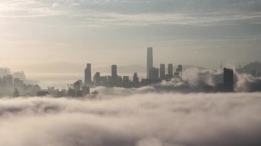 2 Mart 2025 'te Hong Kong' da Victoria Limanı 'nda Bulutlar