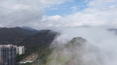 2 Mart 2025 'te dramatik gökyüzü manzaralı Şeytan Tepesi Engebeli Dağ Manzarası