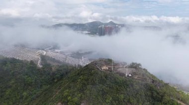 2 Mart 2025 'te dramatik gökyüzü manzaralı Şeytan Tepesi Engebeli Dağ Manzarası