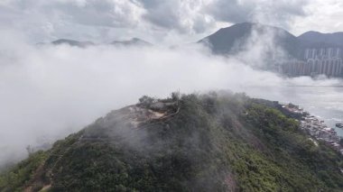 2 Mart 2025 'te dramatik gökyüzü manzaralı Şeytan Tepesi Engebeli Dağ Manzarası