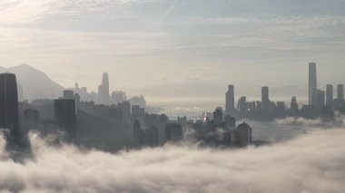 2 Mart 2025 'te Hong Kong' da Victoria Limanı 'nda Bulutlar