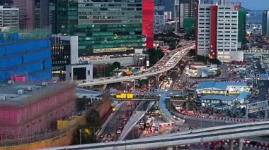 Kwun Tong Bypass 'ta yoğun trafik akışı 27 Ağustos 2025