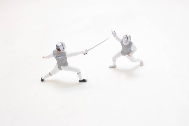 İki eskrimci dinamik bir maçta, kusursuz hareketler sergiliyor.