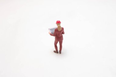 Kırmızı kask takan profesyonel bir mühendisin oyuncağına benziyor.