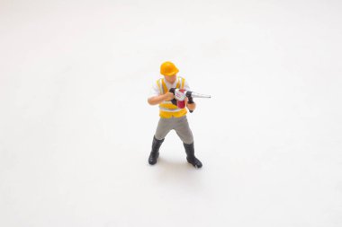 Kasketli bir inşaat işçisinin plastik minyatür figürü.,