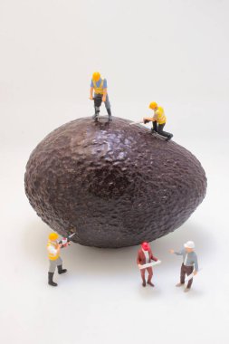 Küçük inşaat işçilerini gösteren yaratıcı kavramsal görüntü