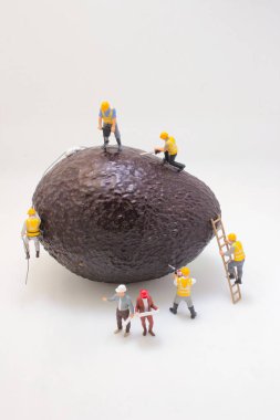 Küçük inşaat işçilerini gösteren yaratıcı kavramsal görüntü