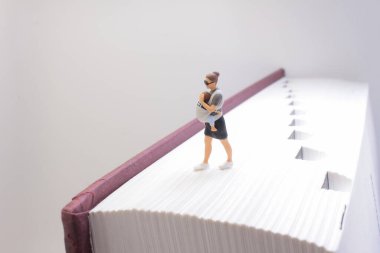 Detaylı minyatür figürlerin büyüleyici bir sahnesi.