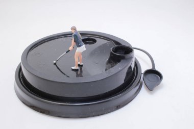 Küçük bir figürle araçları birleştiren yaratıcı bir tasvir.