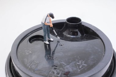 Küçük bir figürle araçları birleştiren yaratıcı bir tasvir.