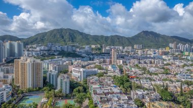 Okulları ve düşük katlı evleri olan varlıklı bir mahalle.