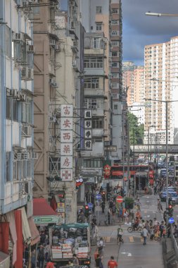 hareketli şehir atmosferini yakalamak, yayaları göstermek...