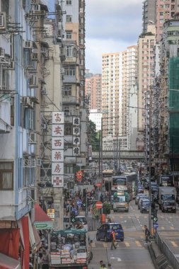 hareketli şehir atmosferini yakalamak, yayaları göstermek...